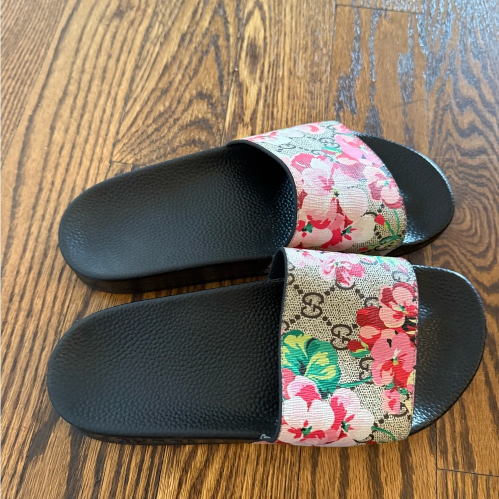 Gucci-like Floral Patterned Slide Sandals - Black and Pink.